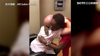 影／克服病魔！癌症女孩搖鈴感激痛哭