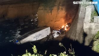貨櫃車衝落邊坡起火　駕駛受困命危