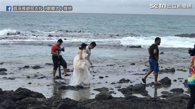 新人礁岸拍攝婚紗　下一秒竟被大浪捲