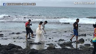 新人礁岸拍攝婚紗　下一秒竟被大浪捲