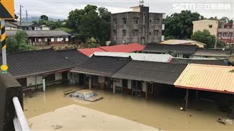 台南白河積水未退　轎車慘變潛水艇