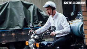 陳大天拍戲騎檔車卻瘋狂摔車。（圖／東森提供）