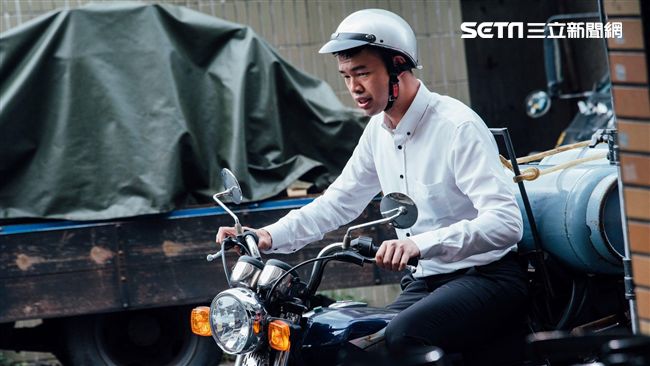 男星轉行扛瓦斯　騎打檔車險翻車
