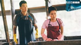 楊小黎在豬圈拍戲慘摔還沾到豬屎。（圖／東森提供）