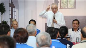 吳敦義赴竹市為許明財打氣國民黨主席吳敦義（立者）23日下午到黨提名新竹市長參選人許明財（後右）的競選總部參加「吳主席與您有約」活動，除為許明財加油打氣，也呼籲黨員及鄉親全力支持由國民黨籍市議員、里長等參選人。中央社記者魯鋼駿攝　107年8月23日