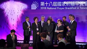 蔡總統出席國家祈禱早餐會禱告祈福總統蔡英文（前中）25日在台北國際會議中心出席「第18屆國家祈禱早餐會」，國家祈禱早餐會籌備會的牧者們，為蔡總統和國家禱告祈福。中央社記者王飛華攝　107年8月25日