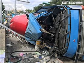 混凝土車翻覆