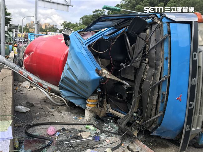 混凝土車翻覆！義交「嚇到」跌倒斷骨