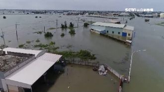 淹水還是沒退！嘉義受災戶垂繩領物資
