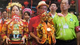 宜蘭羅東萬善公彰化迎娶九王尊王侍女宜蘭羅東鎮萬善公25日到彰化市西門必應廟迎娶九天尊王侍女，在眾人見證下，廟方人員幫新郎官掀開侍女「鳳汝」頭紗，將萬善公和鳳汝送作堆，順利完成婚禮。中央社記者吳哲豪彰化攝　107年8月25日