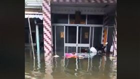 嘉義縣東石鄉栗子崙淹水至今第三天，水都沒有退的跡象。（圖／擷取自「蔡麒」《臉書》）