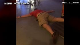 電影看太多？外國男耍帥飛踢， 竟慘跌一跤