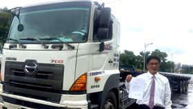 聯結車司機好學不倦　如願錄取博士班今年43歲的聯結車司機范文鴻好學不倦，利用開聯結車的空檔唸書，今年終於如願錄取博士班，范文鴻更開心表示「要開聯結車去上課」，也希望以自身故事鼓勵更多人一起學習。中央社記者魯鋼駿攝　107年8月25日