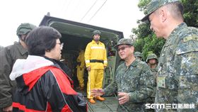 陸軍司令王信龍上將25日前往臺南市麻豆區視察官兵物資運送實況 陸軍司令部提供