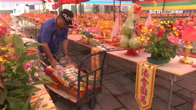 徵人擺供品每桌十元　網酸：做功德？