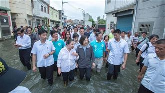 網傳小英搭雲豹車勘災不涉水　府駁斥