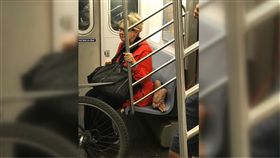 饋燒,美國,地鐵,流浪漢,赤腳,位子,舒服,擠位,詭異　圖／翻攝自推特　https://goo.gl/vEKGKg