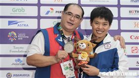 舉重女將洪萬庭奪銀和教練合照。（圖／記者王怡翔攝）