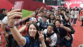 中華女壘隊和郭姓淳等人一起在場邊為洪萬庭加油。（圖／記者王怡翔攝）