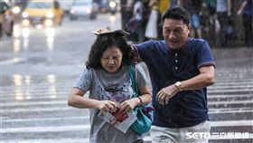 大雨、下雨、雷雨、梅雨、午後雷陣雨、撐傘。 （圖／記者林敬旻攝）