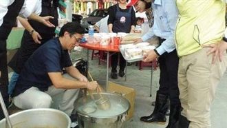 日男前進台南災區　現煮拉麵送暖