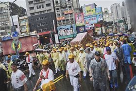 新竹都城隍廟「竹塹中元城隍祭」重頭戲「遶境賑孤」。林志堅（圖／翻攝自林智堅fb）