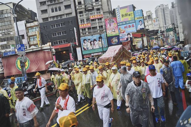 城隍爺中元遶境　上千人冒雨與神同行