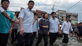 蔡英文25日視察嘉義縣布袋觀光碼頭商圈及排水工程。（圖／總統府提供）