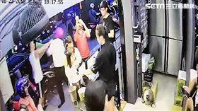 「珍記豬血糕」老闆出面勸架卻變事主，並與王姓機車騎士互毆後，雙雙被帶進警局偵辦，兩人互控對方傷害及公然侮辱等罪（翻攝畫面）