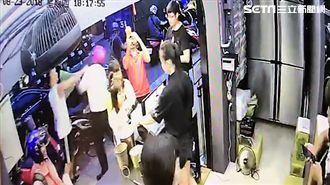 不滿勸架反遭嗆聲　名店老闆痛扁騎士