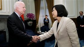 總統蔡英文2016年6月出席接見美國聯邦參議院軍事委員會馬侃（John McCain）主席訪問團。（圖／總統府提供）