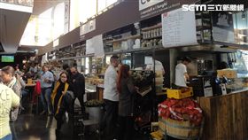 一座結合羅馬傳統建築與時下最潮的飲食型態的美食街，當然也是以最時尚最講究食材的義大利美食為主。你絕對不會看到同一種食物的攤位，所以你只要考慮到當下想吃什麼就好，不用管這麼多家到底哪一攤比較好吃？

