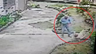 疑遭友檢舉賭博　7旬老翁持刀狂砍