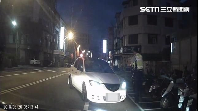 未成年男持刀尋仇　槍響救老大一條命
