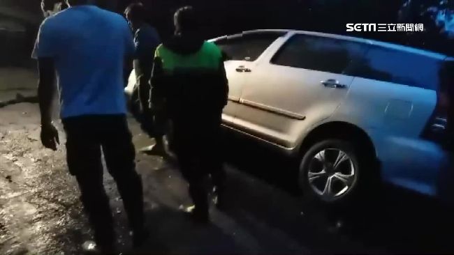 往幽靈瀑布途中打滑　轎車失控險墜谷