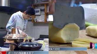 親煮火鍋給隊員！吳亦凡為馬鈴薯崩潰