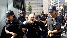 阿公阿嬤上街抗議　土耳其警方「水砲催淚彈」鎮壓引眾怒！　圖／翻攝自推特