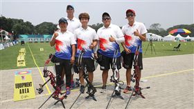 中華複合弓女團第3亞運射箭複合弓女子排名賽，中華隊陳怡瑄（前左2）在個人賽射出706分、破大會紀錄，老經驗國手陳麗如（左）690分、排名第10；林明靜（右）、黃逸柔（右2）。（資料照／中央社）