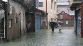 高雄岡山潭底里一帶積水未退大雨襲擊台灣中南部釀災，高雄市岡山區潭底里崑山西巷及潭底路一帶24日積水仍嚴重，且持續降雨，居民無奈涉水外出。中央社記者王淑芬攝  107年8月24日