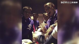 棒球男孩身體打節拍　「哈」出歌曲