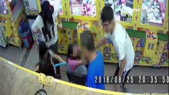 女童夾不到娃鑽洞偷！家人笑看沒制止