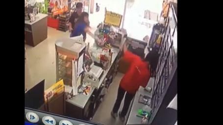 男友補貨超時加班　女友怒砸店長洩憤