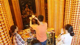 指考將登場　拜拜求考運（1）107學年度指定科目考試7月1日至3日將登場，全台共有5萬742名考生報名，30日許多考生及家長到台北市文昌宮拜拜，祈求金榜題名。中央社記者張新偉攝　107年6月30日