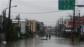 高雄岡山汪洋一片大雨襲擊南台灣致災，高雄市岡山區嘉興里一帶道路積水嚴重，儼然成為「水鄉澤國」，店家幾乎都未營業，民眾只能徒步涉水尋找餐食。中央社記者陳朝福攝  107年8月24日
