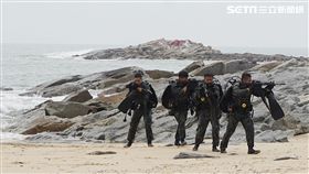 金門漢光演習　金防部官兵展訓練成果金門防衛指揮部兩棲偵察營5日在母嶼周邊海域進行實兵操演，展現特種部隊岸際滲透與困難地形潛伏技巧，展現平時訓練成果。中央社記者黃慧敏攝　107年6月5日