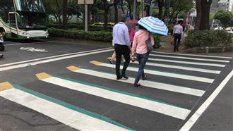 撞上闖紅燈阿嬤　女騎士被求償36萬