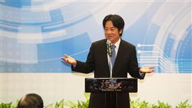 賴清德與商總座談（2）行政院長賴清德（圖）23日在行政院出席「行政院賴院長與商業總會座談會」，致詞時以老太太的賣傘兒子與賣鹽兒子小故事，鼓勵大家換個角度正面思考。中央社記者吳家昇攝　107年8月23日