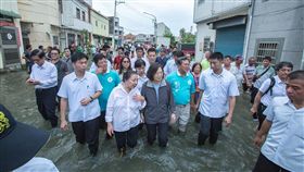 蔡總統：還有鄉親在受苦　儘速協助民眾恢復家園總統蔡英文（中）25日赴嘉義勘災，她並透過臉書貼文指出，「還有鄉親在受苦，儘速協助民眾恢復家園，這是唯一指令。我在這裡，縣府同仁和國軍也在這裡，大家一起加油。」（取自蔡總統臉書）中央社記者葉素萍傳真　107年8月25日