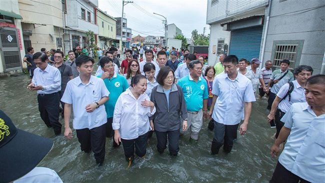 搭雲豹勘災遭罵翻　馬英九：支持救災