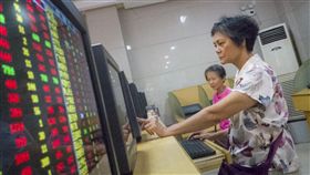 貿易戰再升級  陸股短線利空出盡跌深強彈美國確定對中國160億美元商品加徵關稅的日期後，陸股短線利空出盡，9日雙雙收紅，上證綜指盤中更一度觸及2800點大關。不過中長期來看，貿易戰烏雲未散，陸股後勢變數仍多。（中新社提供）中央社記者陳家倫上海傳真　107年8月9日